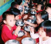 Nghệ An: Tạm đình chỉ hiệu trưởng cho học sinh ăn miến trắng luộc